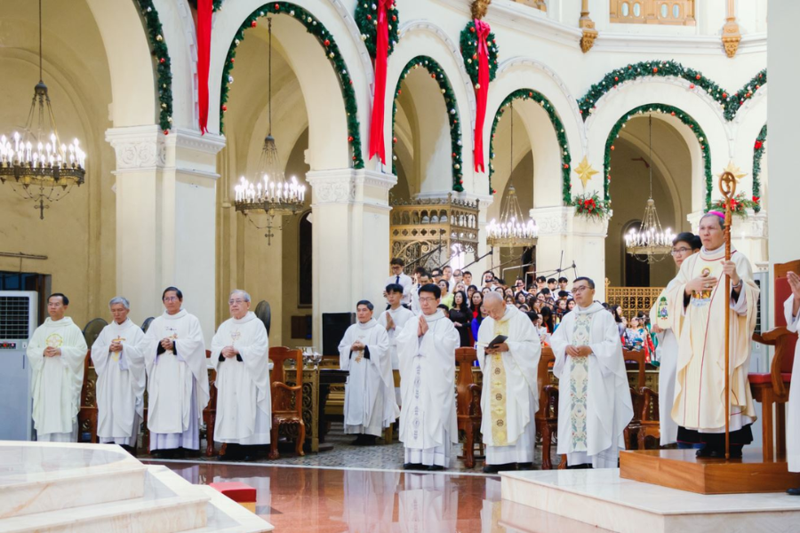 Attend the mass at Notre-Dame Cathedral